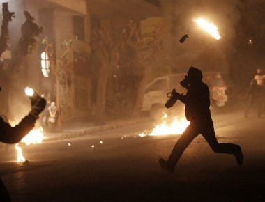 Επίθεση με πέτρες και μολότοφ κοντά στο Πολυτεχνείο